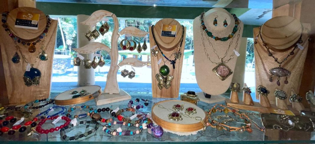 Exposición de artesanías de lana, joyería y productos regionales de Morelos en la tienda Tlalli de Cuernavaca