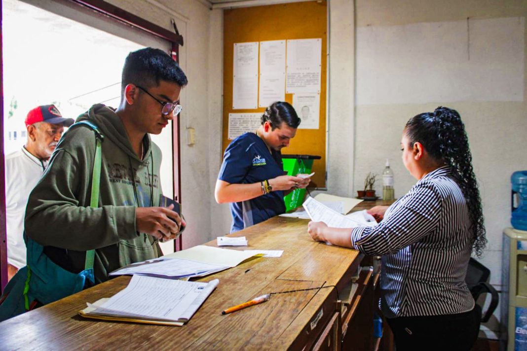 Personal de la Unidad de Transparencia de Cuernavaca brindando asesoría ciudadana en la sede de Papagayo
