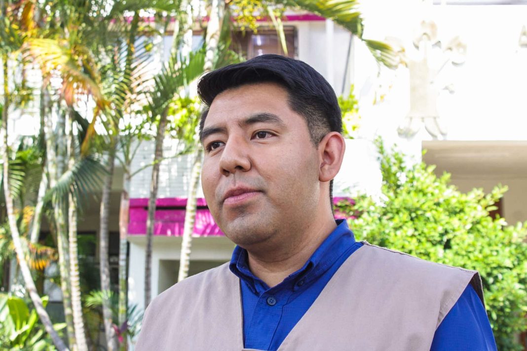 Personal de salud aplica dosis de vacuna a un joven en módulo gratuito del Ayuntamiento de Cuernavaca.
