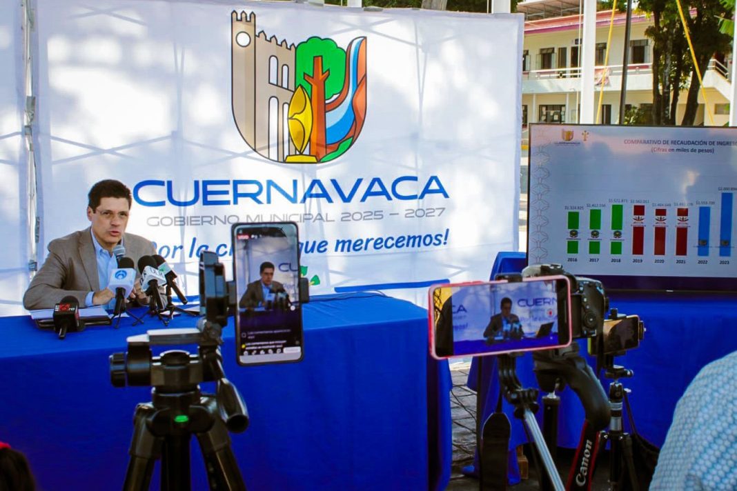 Autoridades municipales exponen en conferencia de prensa las gráficas de crecimiento en la recaudación económica.