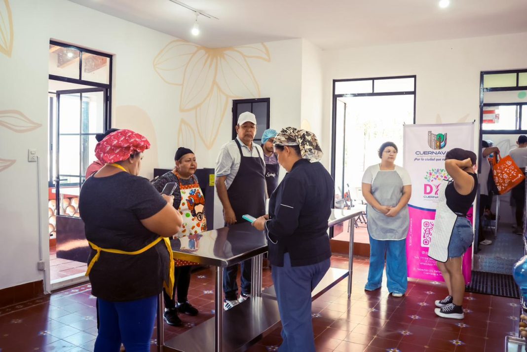 Autoridades municipales entregan insumos y reconocimientos a las instructoras de los talleres productivos del DIF.
