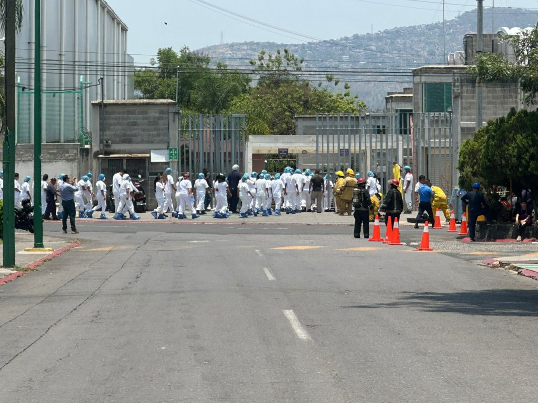 Unidades de Protección Civil bloquean la calle 40 Sur en Civac tras reportarse una fuga de gas natural.