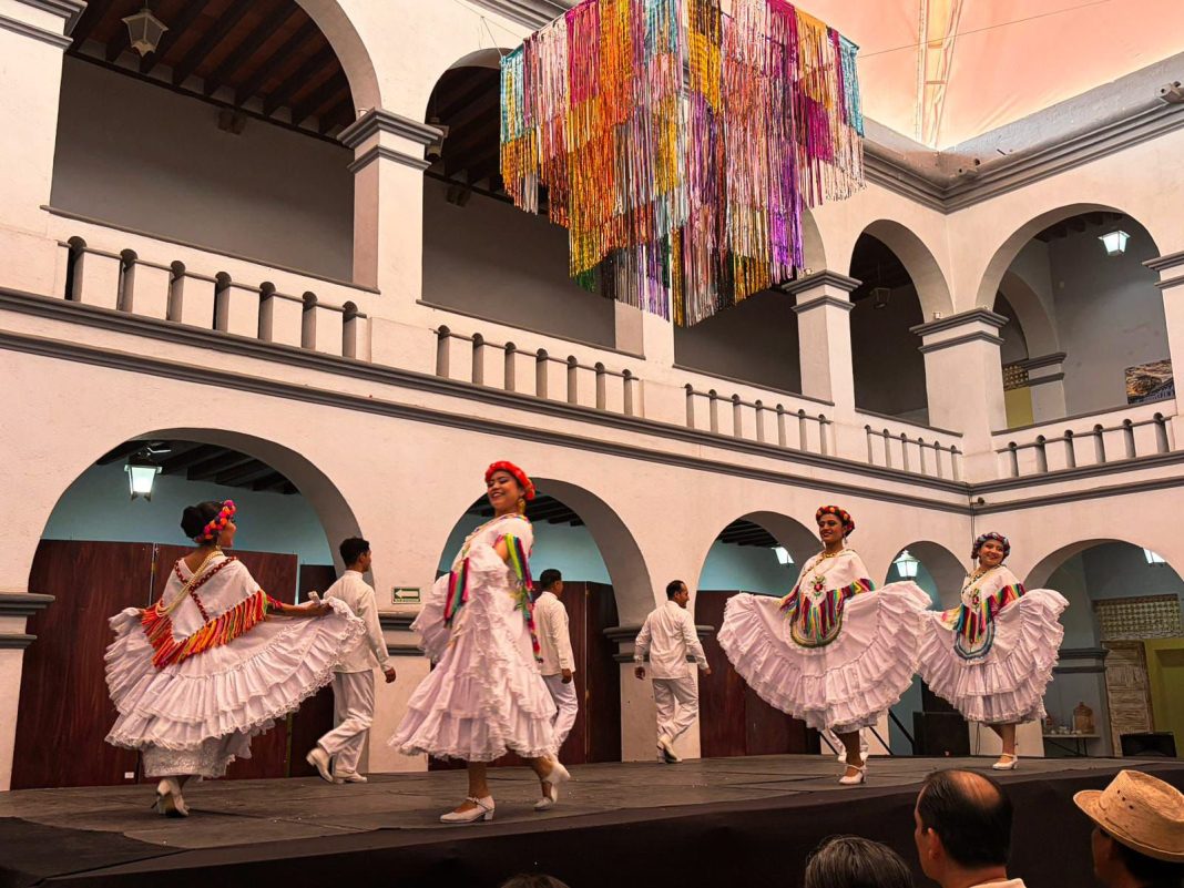 Artistas del grupo folklórico realizan una coreografía de danza tradicional mexicana en el patio central del museo.