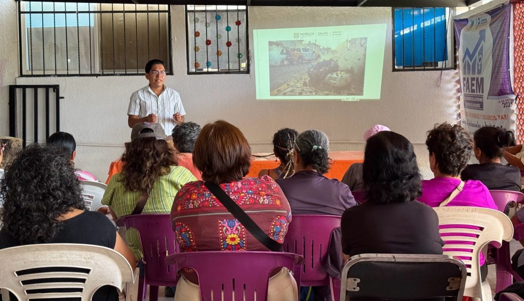 Especialistas en epidemiología exponen medidas de control vectorial ante un grupo de mujeres en un taller comunitario.