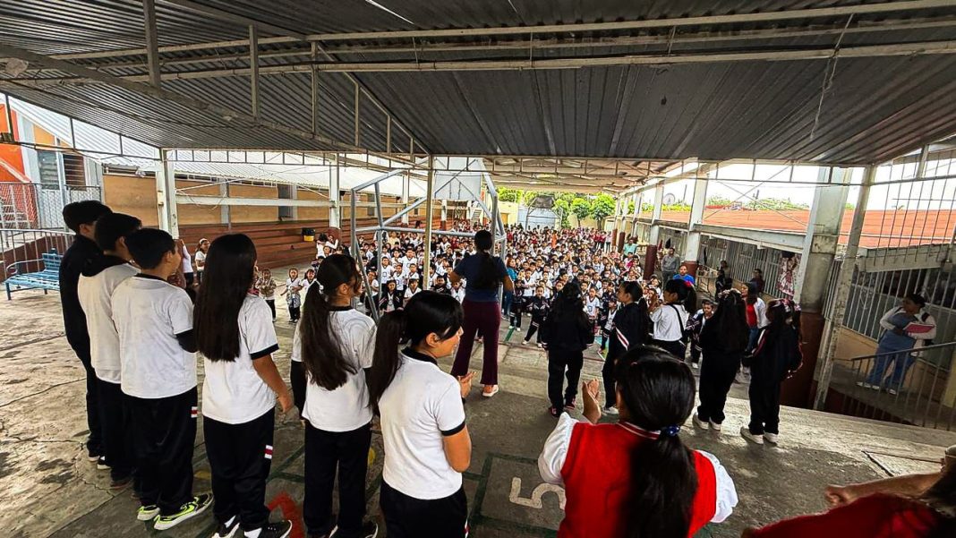 Estudiantes de primaria participan en dinámicas de activación física dirigidas por promotores de salud municipal.