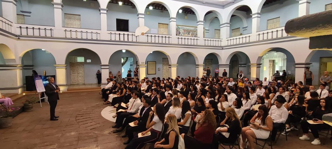 El presidente municipal de Cuernavaca toma protesta a los integrantes del programa Jóvenes Embajadores en el Museo de la Ciudad.
