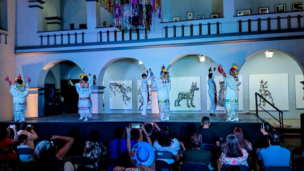 Presentación de danza folclórica colombiana en el Museo de la Ciudad de Cuernavaca durante un festival cultural.