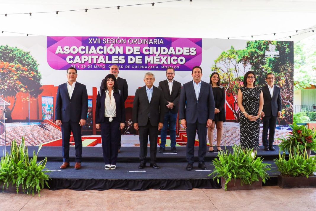 Alcaldes integrantes de la Asociación de Ciudades Capitales de México durante la conferencia de prensa en Cuernavaca.