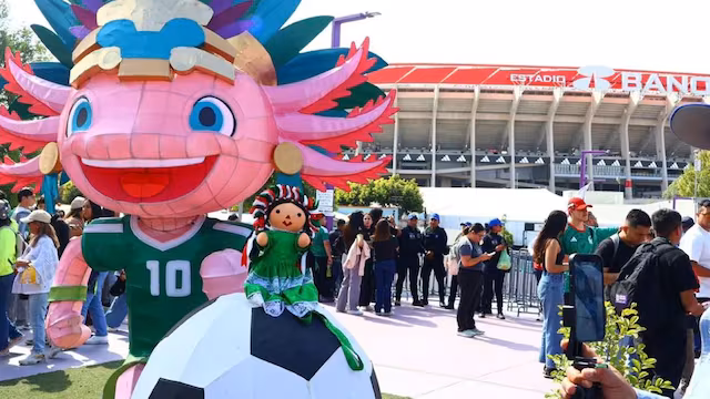 figura ajolote del mundial 2026 fuera del estadio banorte cdmx