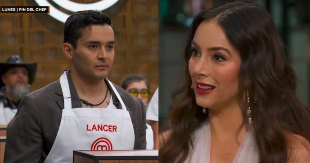 Lancer con expresión molesta frente a Claudia Lizaldi en el set de televisión de la cocina más famosa de México.
