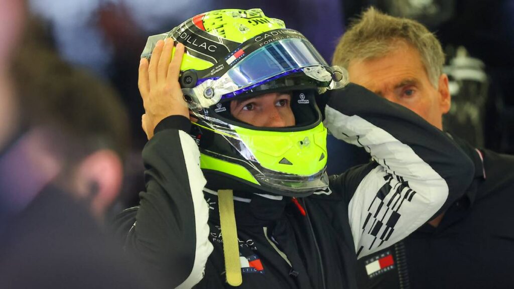Sergio Perez con uniforme de la escudería Cadillac