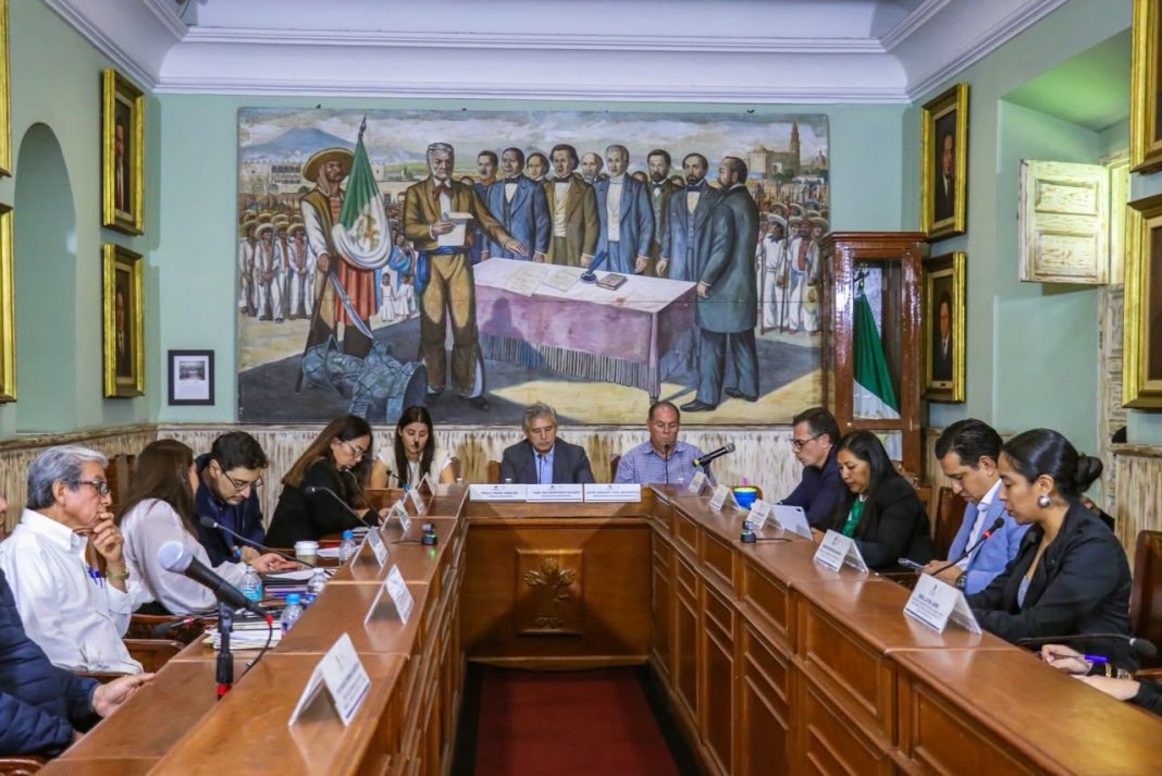 Integrantes del Cabildo del Ayuntamiento de Cuernavaca durante la sesión ordinaria donde se aprobó el nuevo marco normativo de salud.