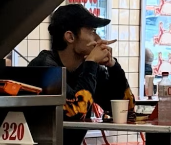 Harry Styles comiendo tacos tranquilamente en una famosa taquería de la Ciudad de México.