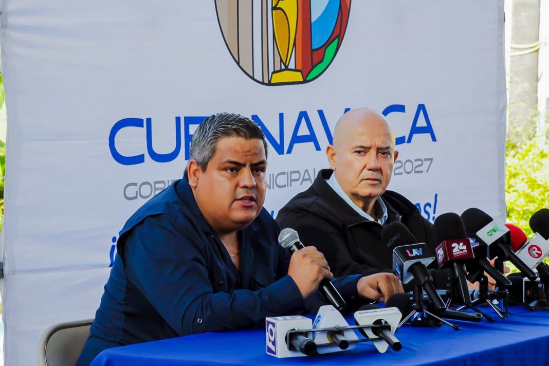 Personal técnico del SAPAC utiliza un dispositivo móvil con el sistema Geofugas para la localización de tuberías dañadas.
