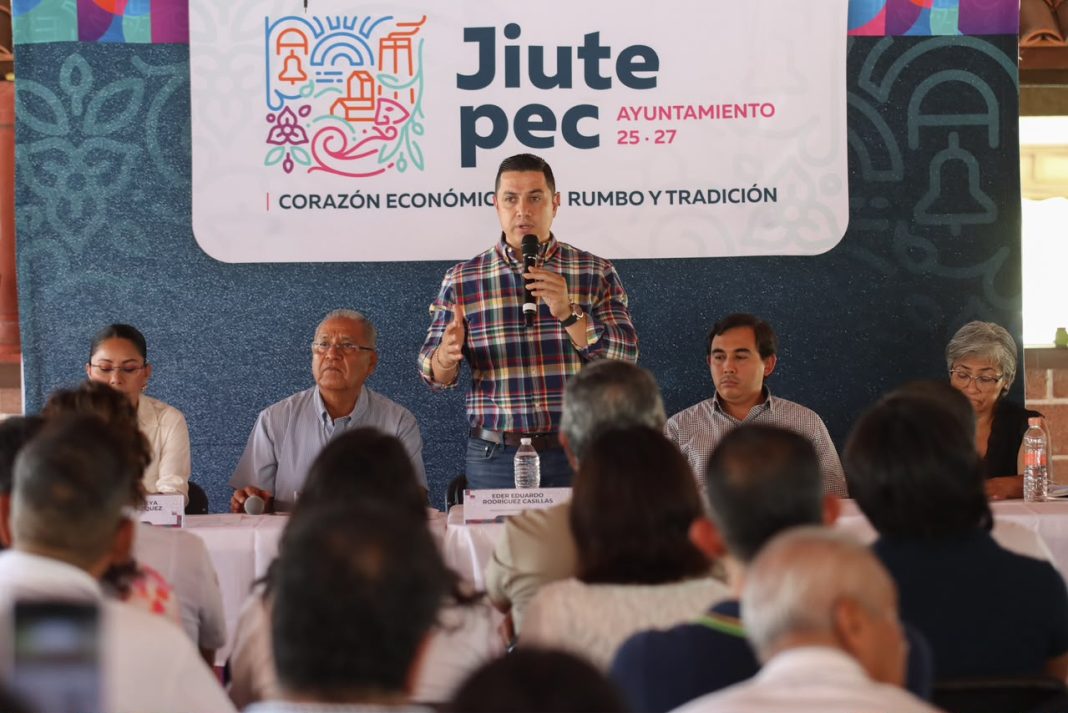 El presidente municipal Eder Rodríguez Casillas encabeza la sesión del Consejo de Transportistas en Jiutepec, Morelos.