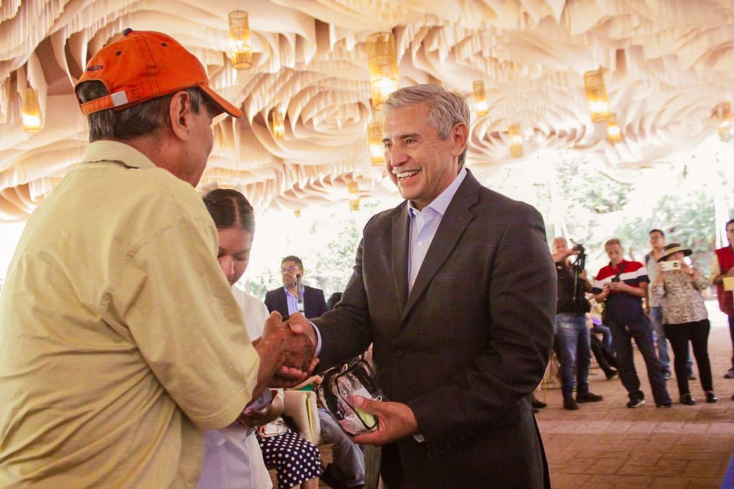 Entrega de sillas de ruedas y auxiliares auditivos a personas beneficiarias por parte del DIF Cuernavaca.