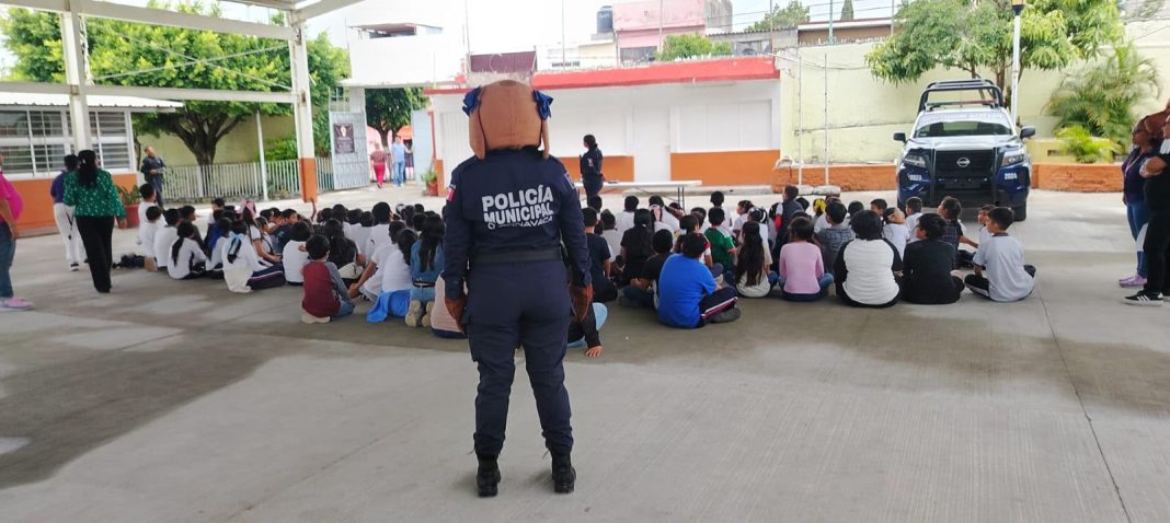 Intervención comunitaria y acciones de proximidad social realizadas por autoridades de la SEPRAC en Cuernavaca.