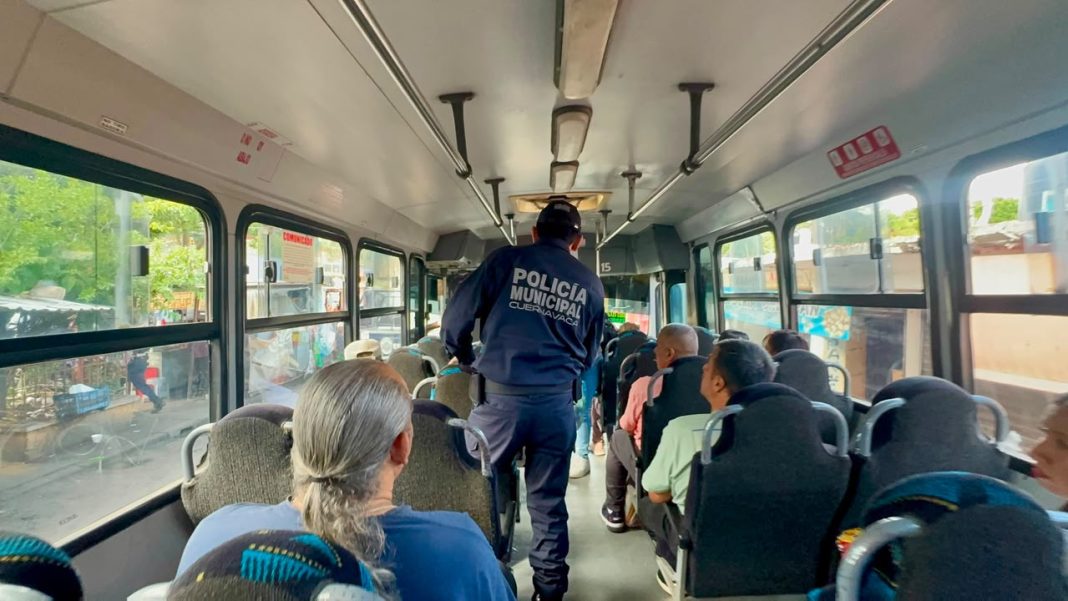 Elementos de la SEPRAC y fuerzas de seguridad durante las inspecciones preventivas del operativo Máxima Presencia en Cuernavaca.