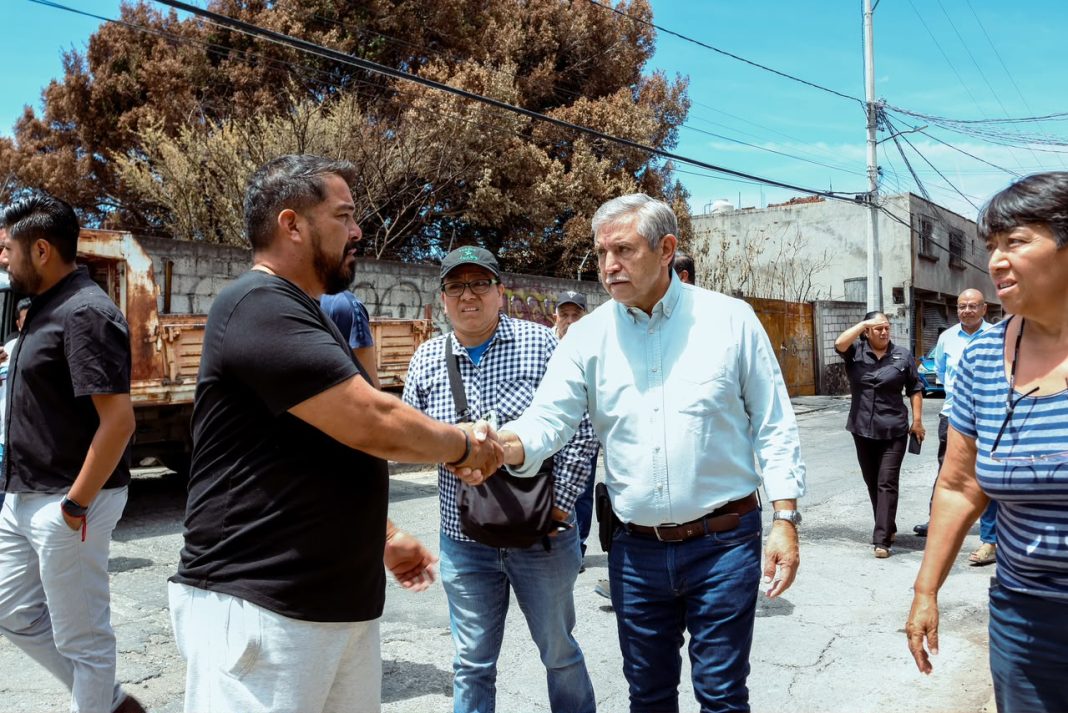 El presidente municipal José Luis Urióstegui escucha a vecinos durante el recorrido de supervisión en la colonia Las Granjas.