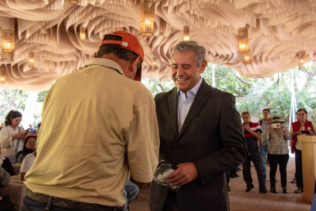Beneficiarios del DIF Cuernavaca posan con sus aparatos funcionales entregados durante la jornada de asistencia social.