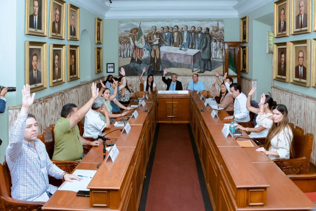 Integrantes del Cabildo de Cuernavaca votando de manera unánime la aprobación de apoyos extraordinarios para Las Granjas.