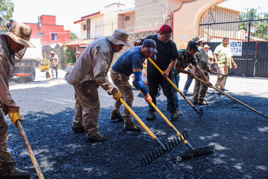 Brigadas de la SDSySP realizando trabajos de pavimentación y bacheo sobre avenidas principales de Cuernavaca.