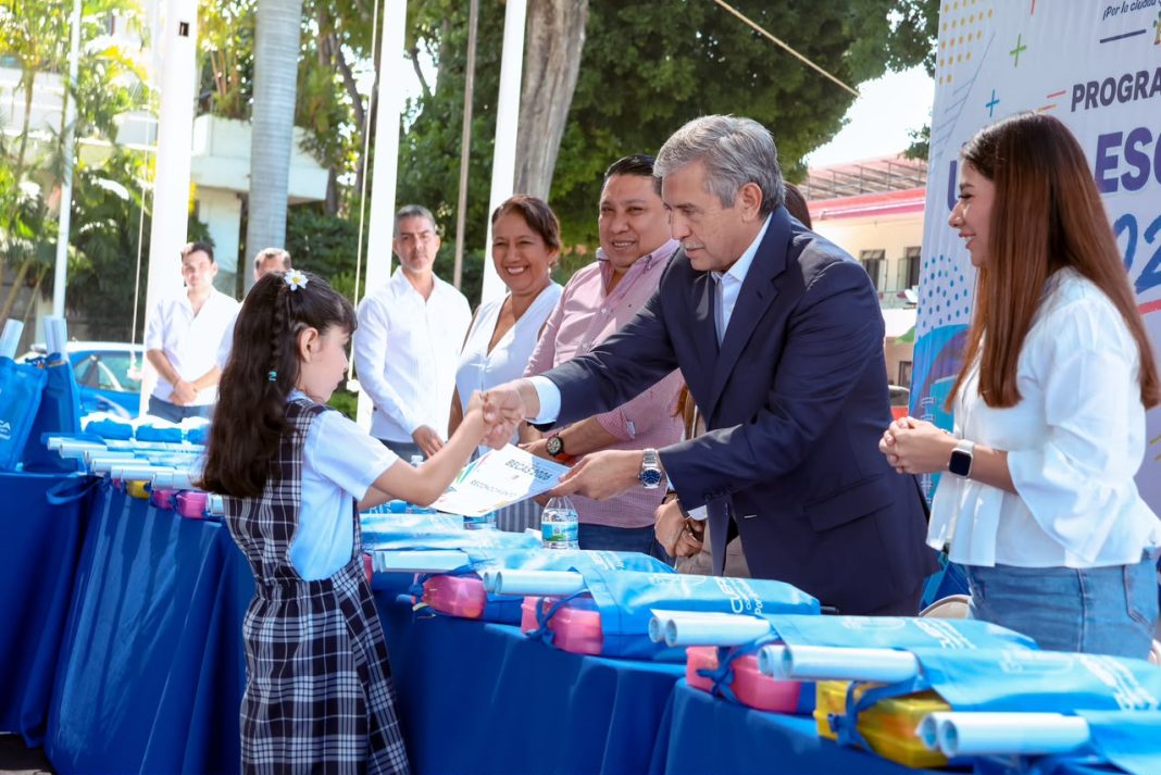El alcalde José Luis Urióstegui encabeza la entrega de paquetes de útiles escolares a familias trabajadoras en Cuernavaca.