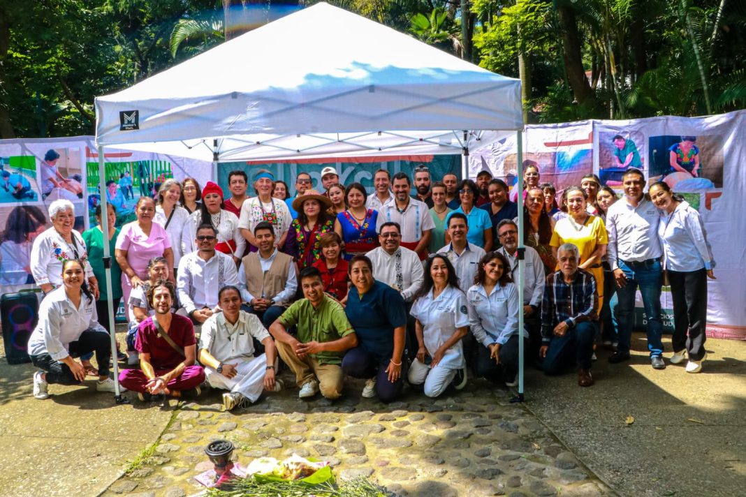 Expositores de herbolaria y autoridades de Cuernavaca durante la Feria de Medicina Tradicional en el Parque Melchor Ocampo.