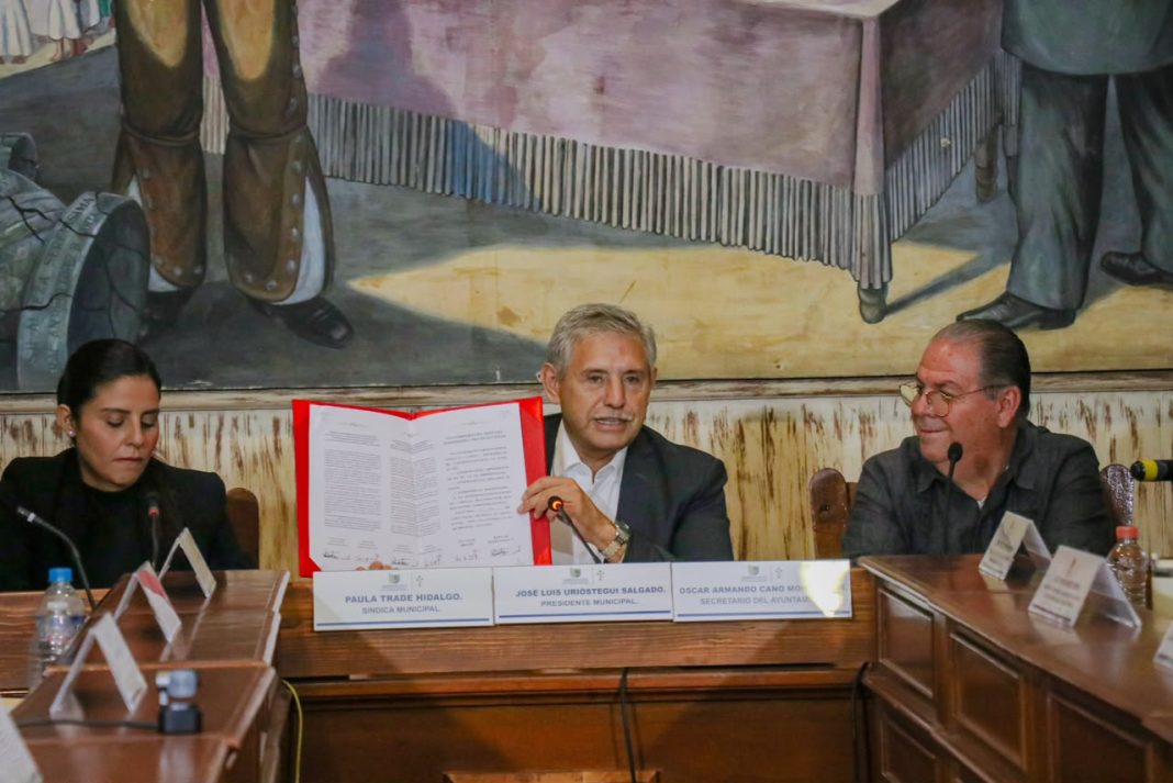 El alcalde José Luis Urióstegui informa al Cabildo de Cuernavaca sobre los acuerdos firmados en China.