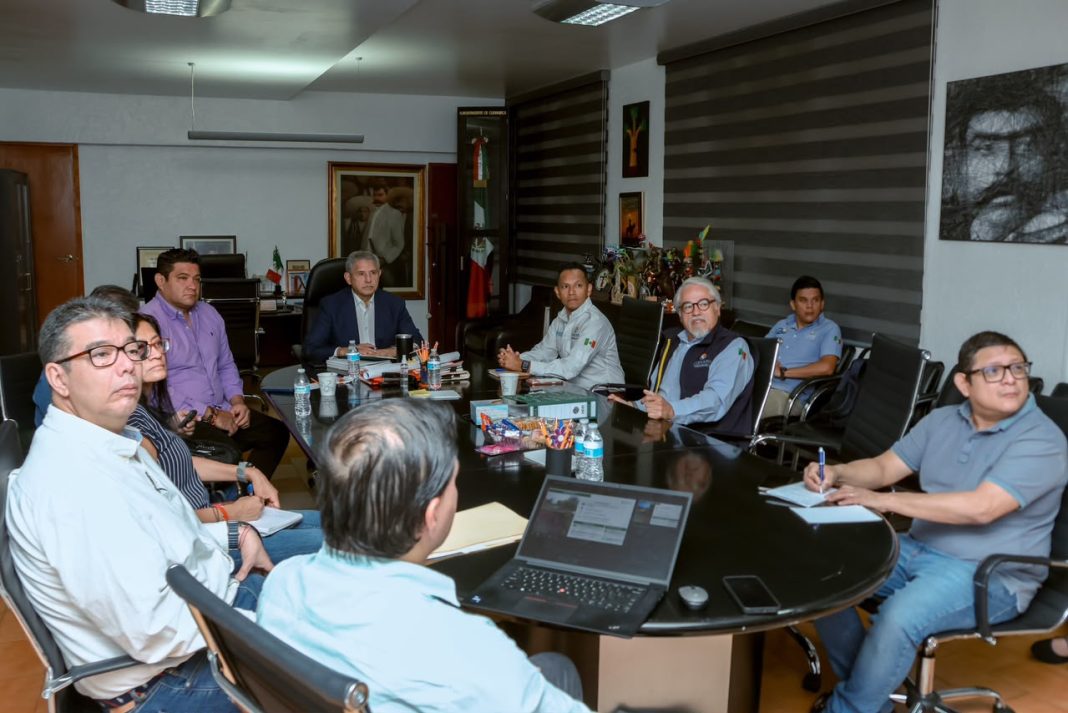 Autoridades de Cuernavaca y directivos de la CONANP durante la reunión de seguimiento ambiental.