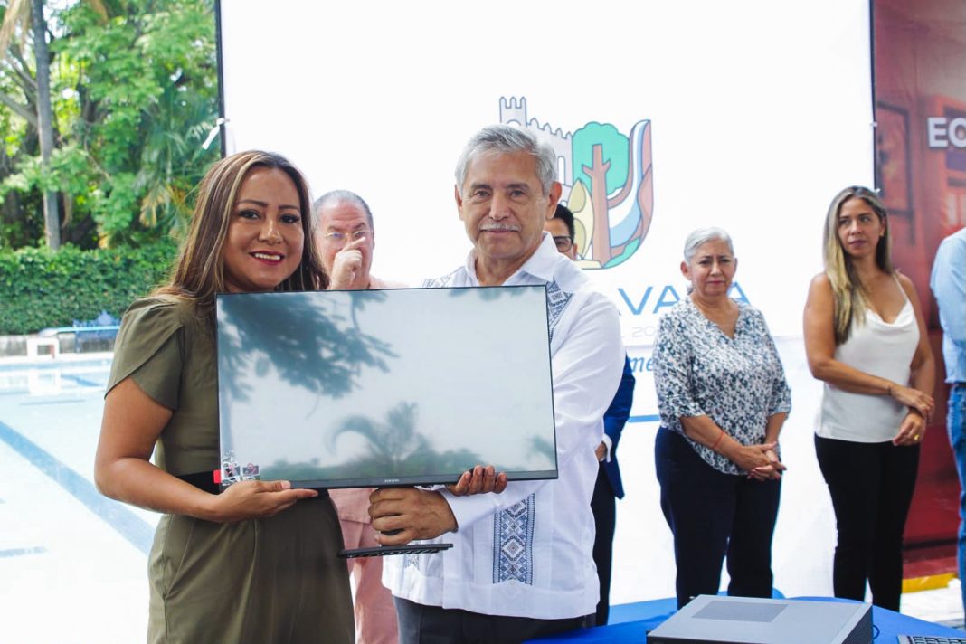 El presidente municipal José Luis Urióstegui encabeza la entrega de nuevos equipos de cómputo a personal del Ayuntamiento.