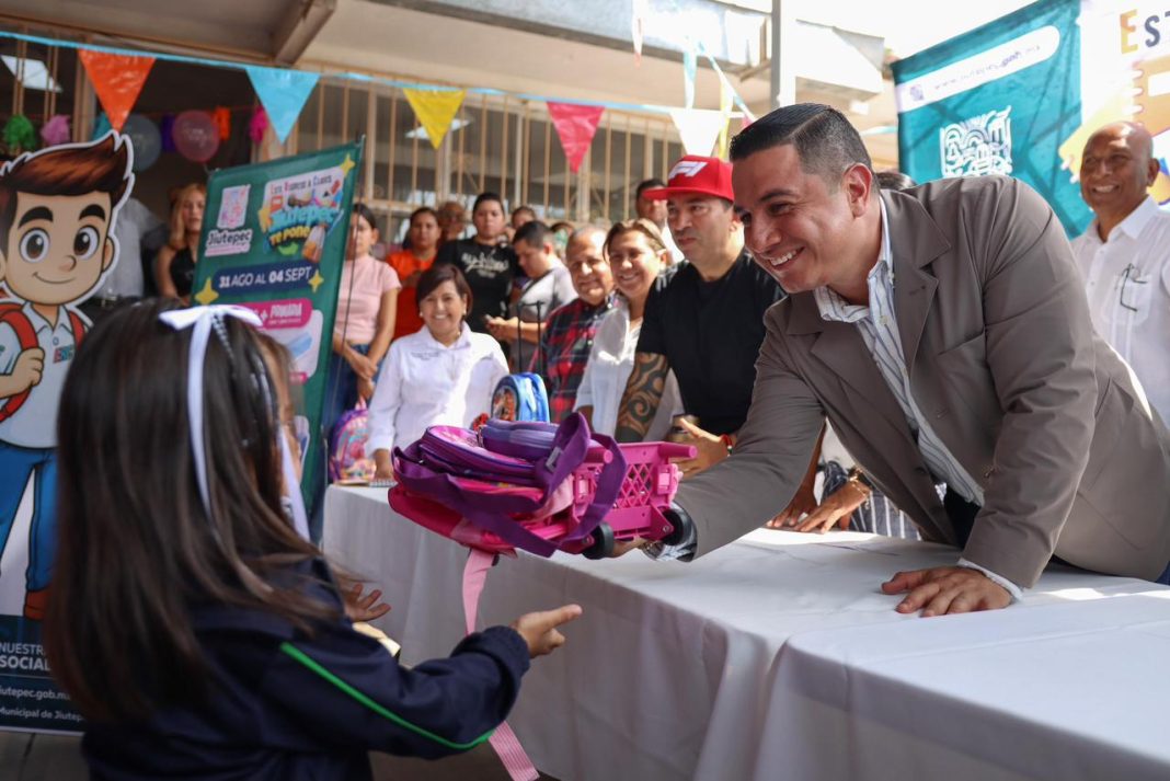 El alcalde Eder Rodríguez Casillas entrega una mochila y útiles escolares a un estudiante de Jiutepec.