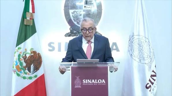 El gobernador Rubén Rocha Moya dirigiéndose a los medios en conferencia de prensa.