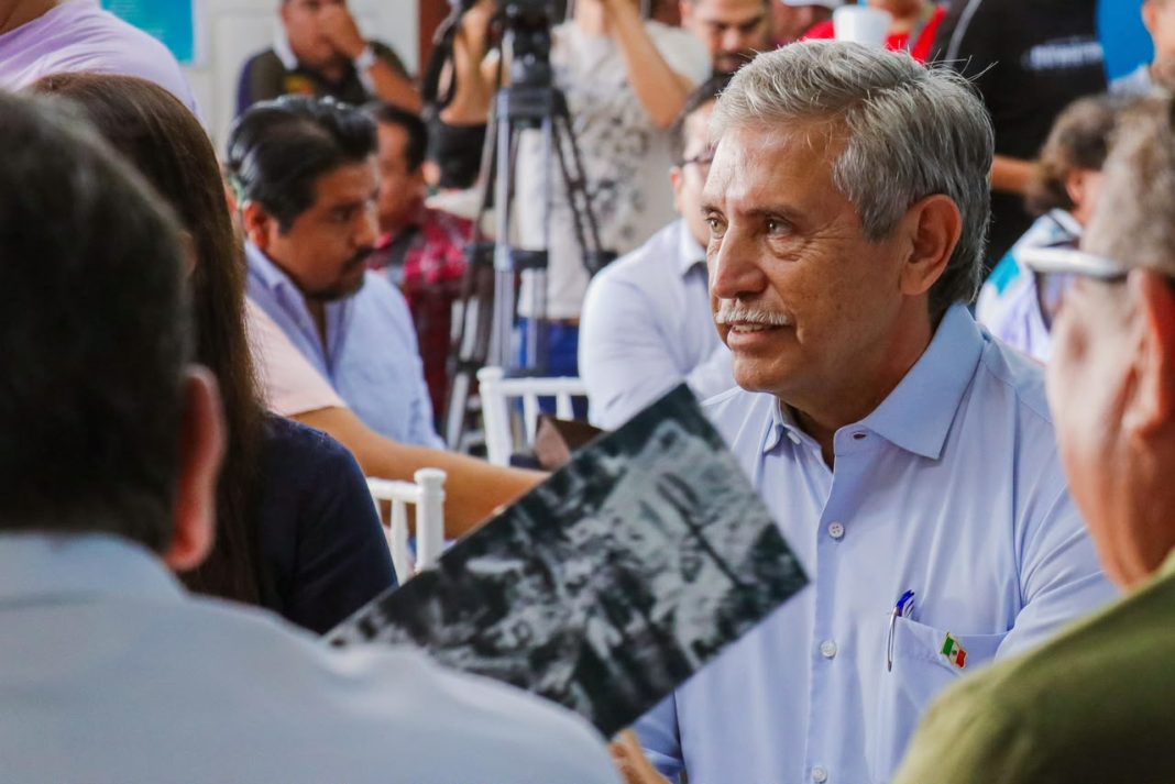 El alcalde José Luis Urióstegui encabeza la presentación del libro sobre la historia del mercado Adolfo López Mateos.