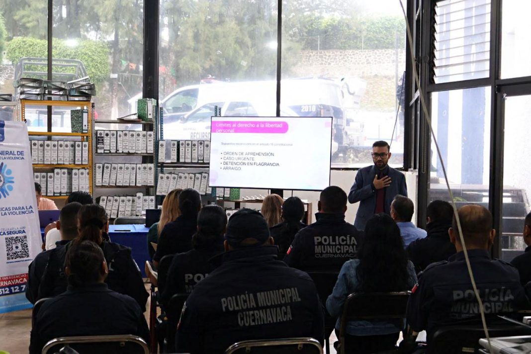 Personal de la SEPRAC durante la impartición del seminario sobre actuación policial y atención a adolescentes.