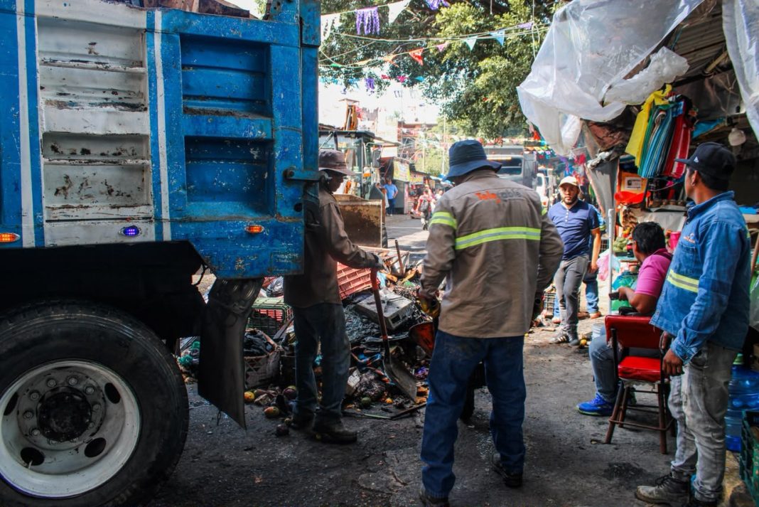 Brigadas operativas de la SDSySP realizan labores de retiro de escombros y limpieza en el mercado Adolfo López Mateos.