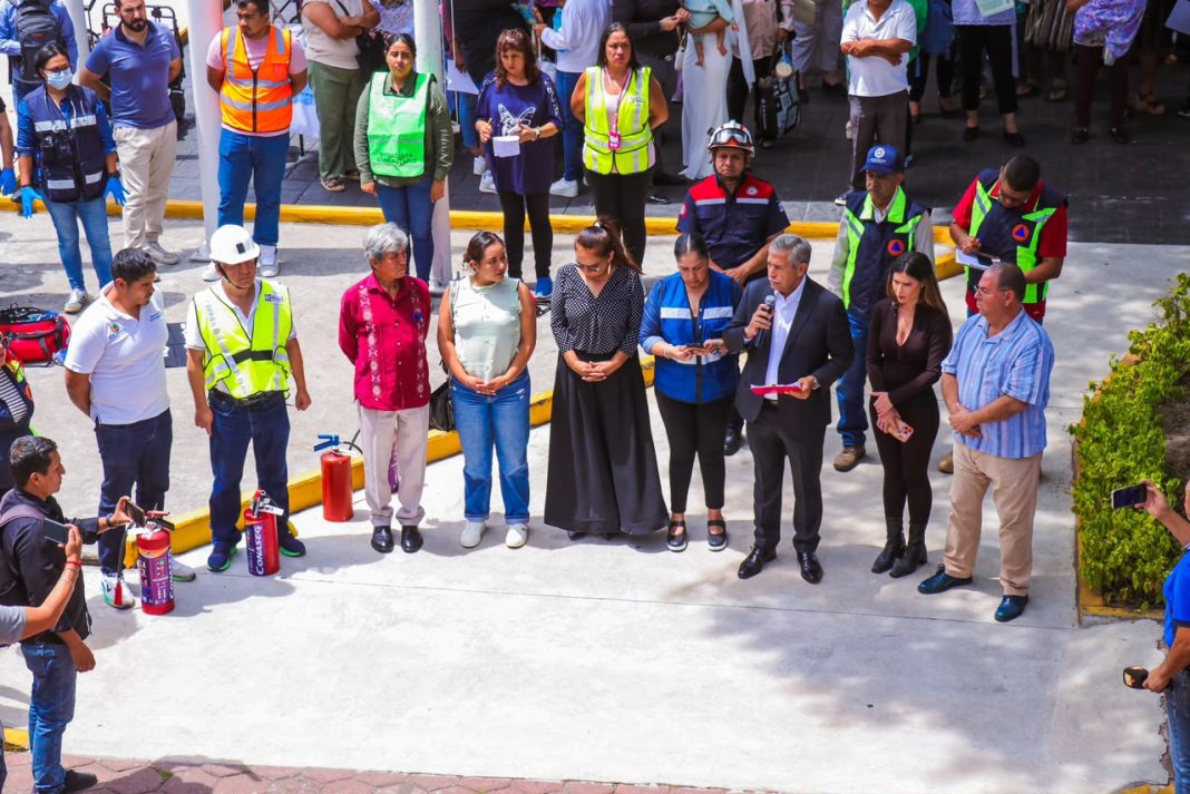 El alcalde José Luis Urióstegui supervisa la evacuación del personal municipal en la sede Papagayo durante el Segundo Simulacro Nacional.