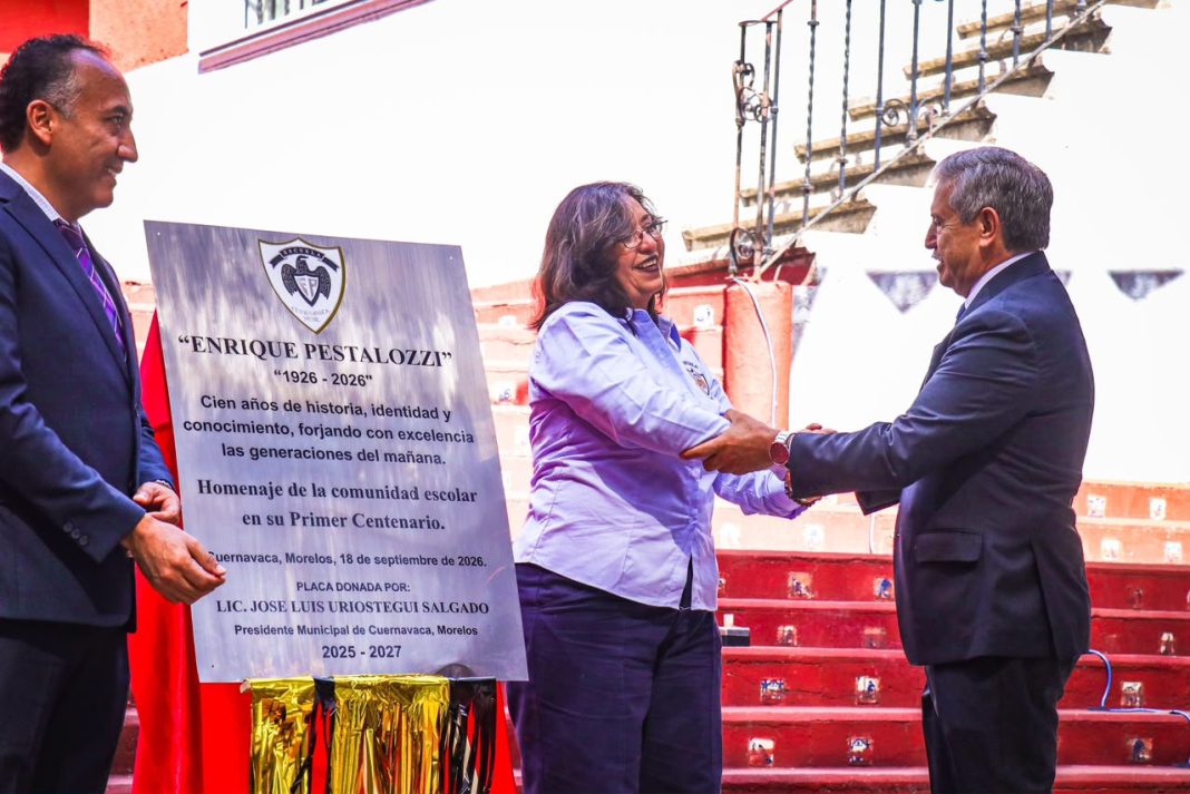 El alcalde José Luis Urióstegui encabeza la ceremonia por el 100 aniversario de la escuela primaria Enrique Pestalozzi.