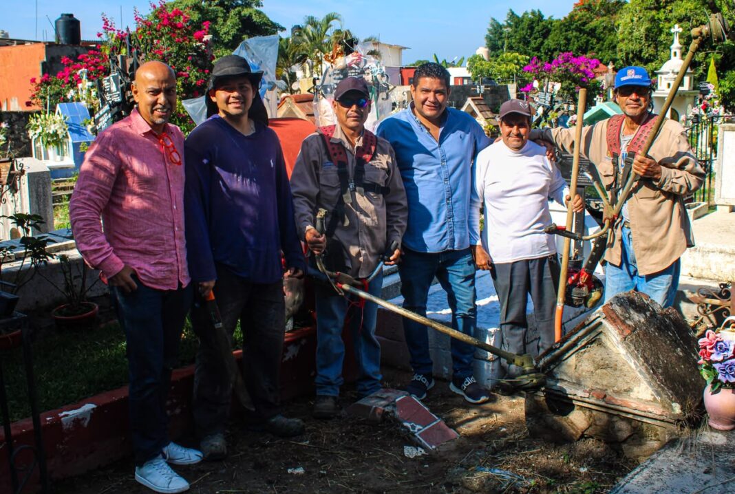 Brigadas de la SDSySP realizando labores de poda, chaponeo y mantenimiento en los panteones municipales de Cuernavaca.