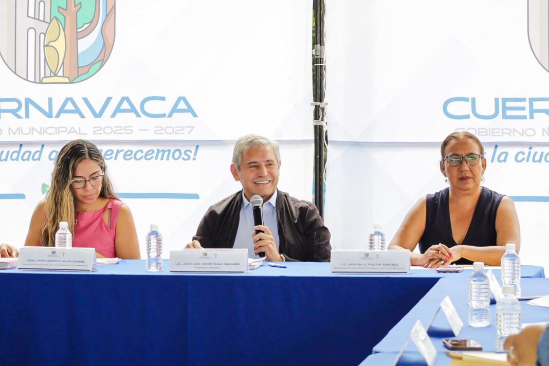 Integrantes del Consejo para la Evaluación, Entrega y Seguimiento de Becas de Cuernavaca durante la aprobación de los apoyos de excelencia.