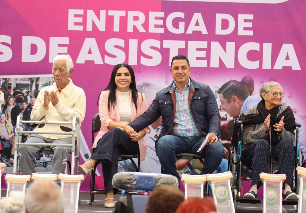 Autoridades del Ayuntamiento y DIF Jiutepec haciendo entrega de sillas de ruedas y aparatos de movilidad a beneficiarios.