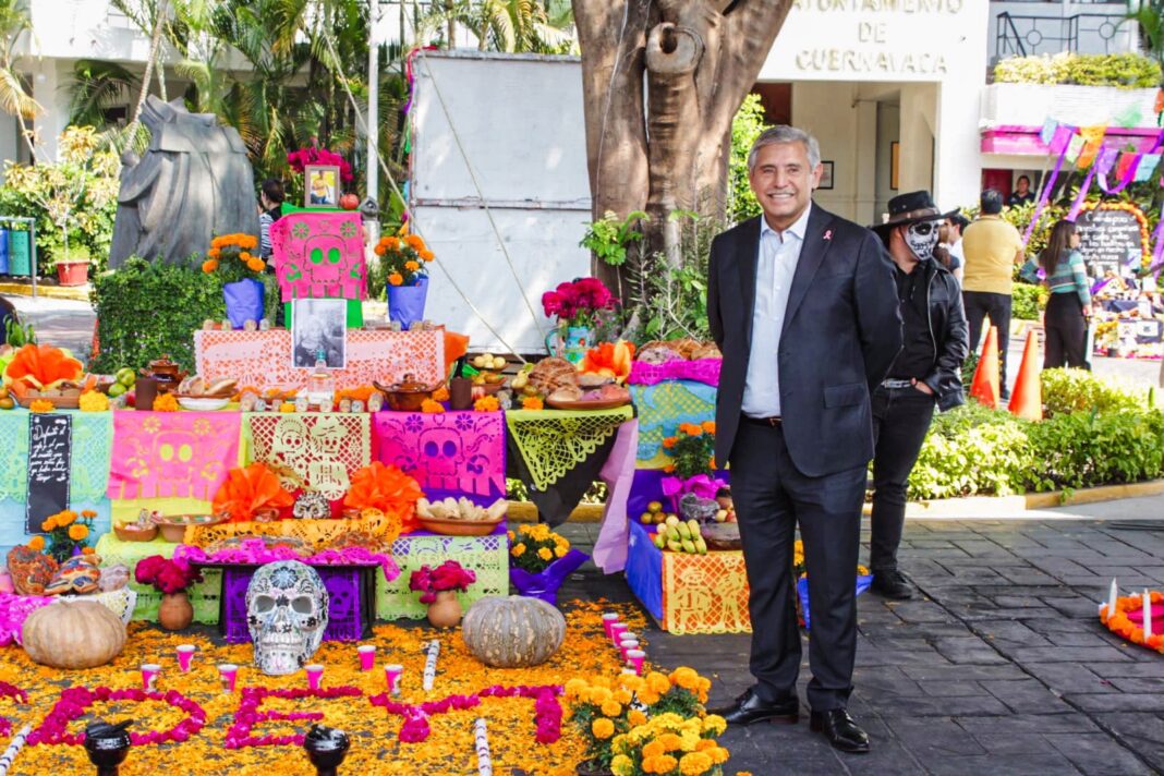 José Luis Uriostegui en la explanada Papagayo durante la premiación del Concurso Intersecretarial de Ofrendas.