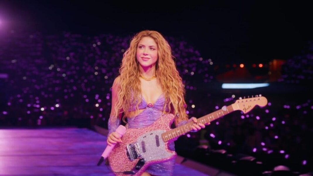 Shakira cantando en vivo sobre el escenario durante un concierto de su gira musical